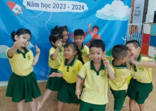 Các con đáng yêu tạo dáng trong ngày khai giảng năm học mới 2023-2024