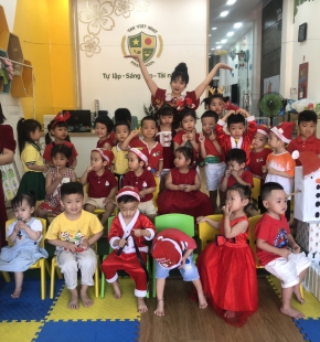 Ngày Noel Rực Rỡ tại Trường Mầm Non Tân Việt Nhật: Ca Hát, Văn Nghệ và Hình Ảnh Đáng Yêu của Các Bé