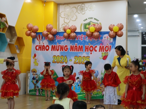 CÁC BÉ KHAI GIẢNG NĂM HỌC 2024 - 2025