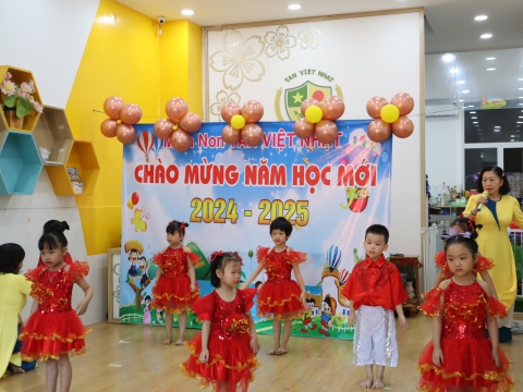 CÁC BÉ KHAI GIẢNG NĂM HỌC 2024 - 2025