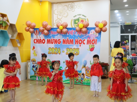 CÁC BÉ KHAI GIẢNG NĂM HỌC 2024 - 2025
