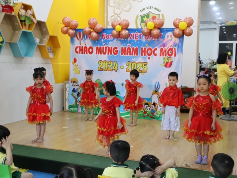 CÁC BÉ KHAI GIẢNG NĂM HỌC 2024 - 2025