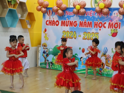 CÁC BÉ KHAI GIẢNG NĂM HỌC 2024 - 2025