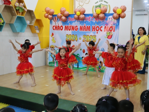 CÁC BÉ KHAI GIẢNG NĂM HỌC 2024 - 2025