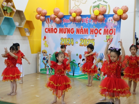 CÁC BÉ KHAI GIẢNG NĂM HỌC 2024 - 2025
