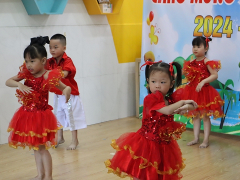 CÁC BÉ KHAI GIẢNG NĂM HỌC 2024 - 2025