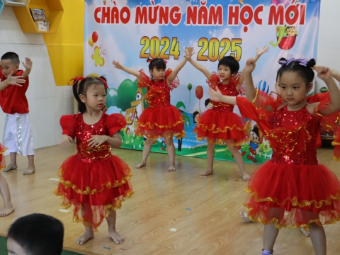 CÁC BÉ KHAI GIẢNG NĂM HỌC 2024 - 2025