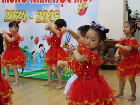 CÁC BÉ KHAI GIẢNG NĂM HỌC 2024 - 2025