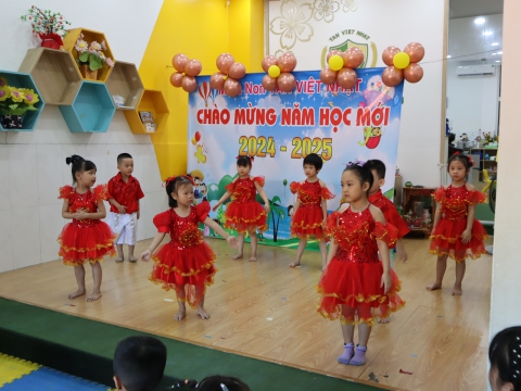 CÁC BÉ KHAI GIẢNG NĂM HỌC 2024 - 2025
