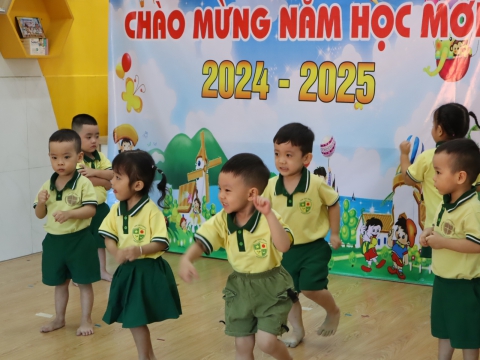CÁC BÉ KHAI GIẢNG NĂM HỌC 2024 - 2025