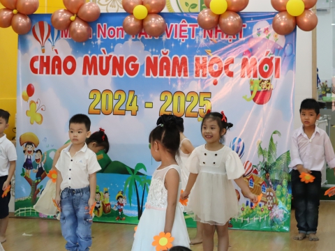 CÁC BÉ KHAI GIẢNG NĂM HỌC 2024 - 2025