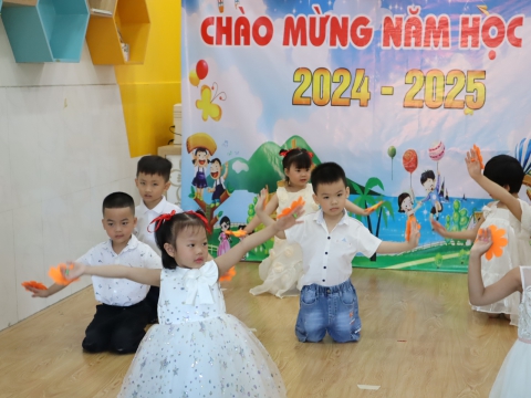 CÁC BÉ KHAI GIẢNG NĂM HỌC 2024 - 2025