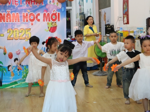CÁC BÉ KHAI GIẢNG NĂM HỌC 2024 - 2025