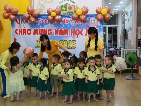 CÁC BÉ KHAI GIẢNG NĂM HỌC 2024 - 2025