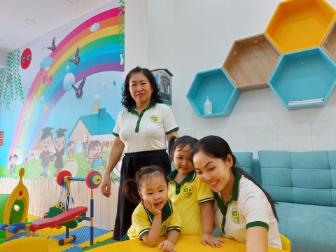 Các bé vui chơi