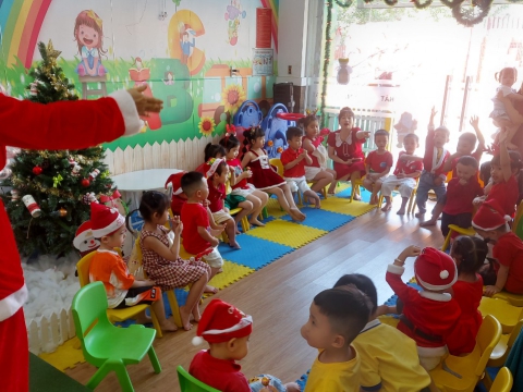 Ngày Noel Rực Rỡ tại Trường Mầm Non Tân Việt Nhật: Ca Hát, Văn Nghệ và Hình Ảnh Đáng Yêu của Các Bé
