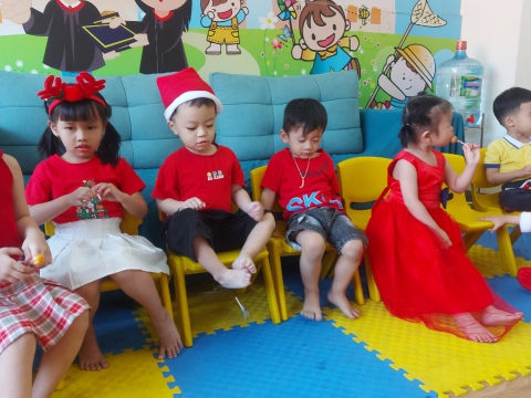 Ngày Noel Rực Rỡ tại Trường Mầm Non Tân Việt Nhật: Ca Hát, Văn Nghệ và Hình Ảnh Đáng Yêu của Các Bé