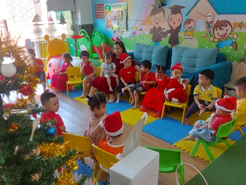 Ngày Noel Rực Rỡ tại Trường Mầm Non Tân Việt Nhật: Ca Hát, Văn Nghệ và Hình Ảnh Đáng Yêu của Các Bé