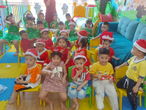 Ngày Noel Rực Rỡ tại Trường Mầm Non Tân Việt Nhật: Ca Hát, Văn Nghệ và Hình Ảnh Đáng Yêu của Các Bé