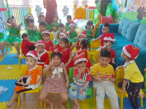 Ngày Noel Rực Rỡ tại Trường Mầm Non Tân Việt Nhật: Ca Hát, Văn Nghệ và Hình Ảnh Đáng Yêu của Các Bé