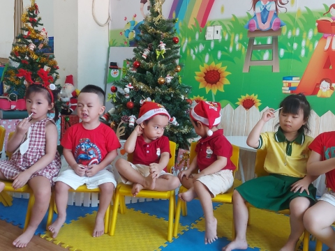 Ngày Noel Rực Rỡ tại Trường Mầm Non Tân Việt Nhật: Ca Hát, Văn Nghệ và Hình Ảnh Đáng Yêu của Các Bé