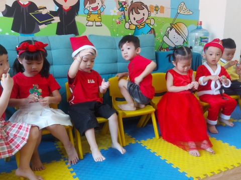 Ngày Noel Rực Rỡ tại Trường Mầm Non Tân Việt Nhật: Ca Hát, Văn Nghệ và Hình Ảnh Đáng Yêu của Các Bé