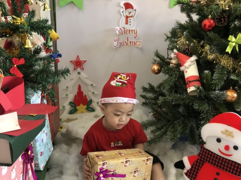 Ngày Noel Rực Rỡ tại Trường Mầm Non Tân Việt Nhật: Ca Hát, Văn Nghệ và Hình Ảnh Đáng Yêu của Các Bé