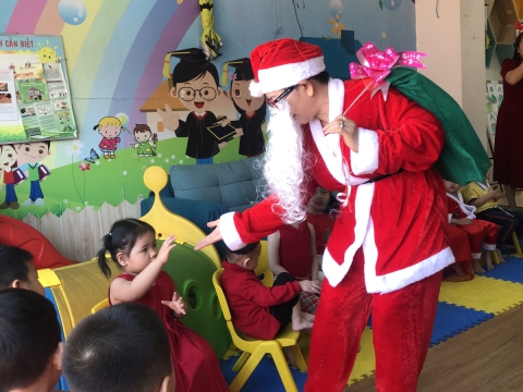 Ngày Noel Rực Rỡ tại Trường Mầm Non Tân Việt Nhật: Ca Hát, Văn Nghệ và Hình Ảnh Đáng Yêu của Các Bé