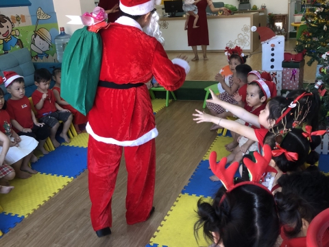 Ngày Noel Rực Rỡ tại Trường Mầm Non Tân Việt Nhật: Ca Hát, Văn Nghệ và Hình Ảnh Đáng Yêu của Các Bé