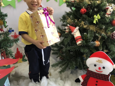 Ngày Noel Rực Rỡ tại Trường Mầm Non Tân Việt Nhật: Ca Hát, Văn Nghệ và Hình Ảnh Đáng Yêu của Các Bé