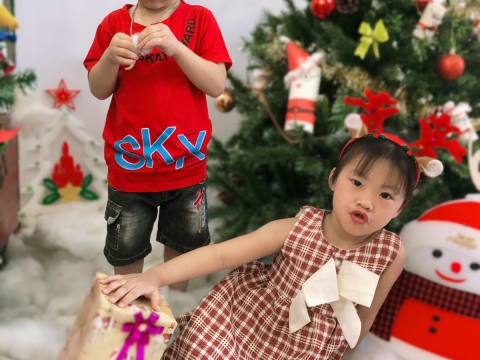 Ngày Noel Rực Rỡ tại Trường Mầm Non Tân Việt Nhật: Ca Hát, Văn Nghệ và Hình Ảnh Đáng Yêu của Các Bé