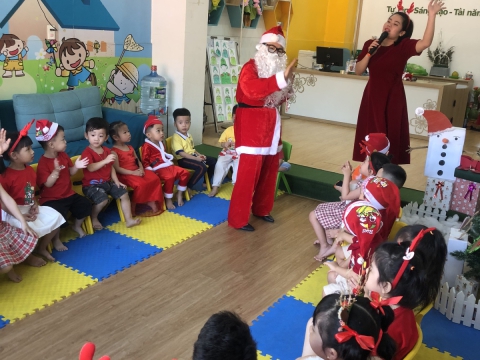 Ngày Noel Rực Rỡ tại Trường Mầm Non Tân Việt Nhật: Ca Hát, Văn Nghệ và Hình Ảnh Đáng Yêu của Các Bé