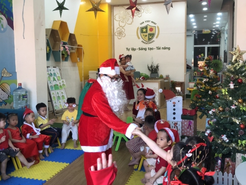 Ngày Noel Rực Rỡ tại Trường Mầm Non Tân Việt Nhật: Ca Hát, Văn Nghệ và Hình Ảnh Đáng Yêu của Các Bé