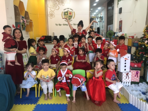 Ngày Noel Rực Rỡ tại Trường Mầm Non Tân Việt Nhật: Ca Hát, Văn Nghệ và Hình Ảnh Đáng Yêu của Các Bé
