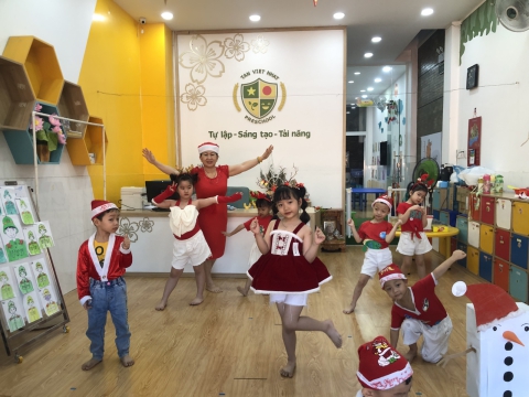 Ngày Noel Rực Rỡ tại Trường Mầm Non Tân Việt Nhật: Ca Hát, Văn Nghệ và Hình Ảnh Đáng Yêu của Các Bé