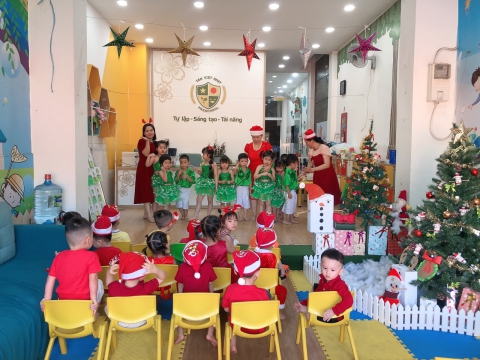 Ngày Noel Rực Rỡ tại Trường Mầm Non Tân Việt Nhật: Ca Hát, Văn Nghệ và Hình Ảnh Đáng Yêu của Các Bé