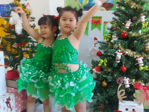 Ngày Noel Rực Rỡ tại Trường Mầm Non Tân Việt Nhật: Ca Hát, Văn Nghệ và Hình Ảnh Đáng Yêu của Các Bé