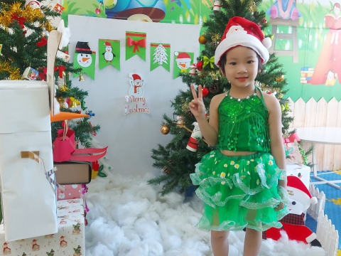Ngày Noel Rực Rỡ tại Trường Mầm Non Tân Việt Nhật: Ca Hát, Văn Nghệ và Hình Ảnh Đáng Yêu của Các Bé
