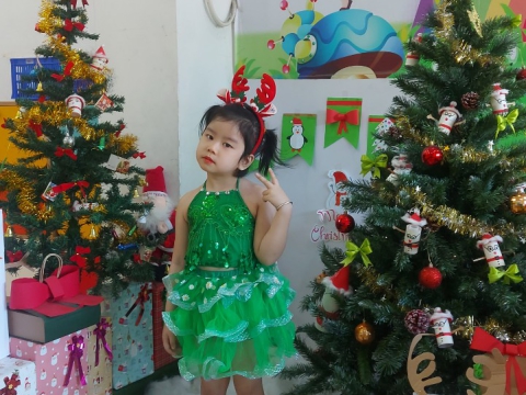 Ngày Noel Rực Rỡ tại Trường Mầm Non Tân Việt Nhật: Ca Hát, Văn Nghệ và Hình Ảnh Đáng Yêu của Các Bé