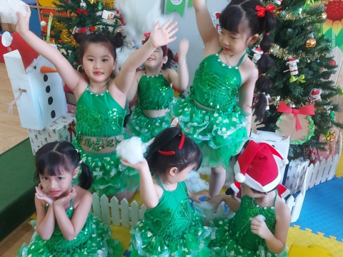 Ngày Noel Rực Rỡ tại Trường Mầm Non Tân Việt Nhật: Ca Hát, Văn Nghệ và Hình Ảnh Đáng Yêu của Các Bé