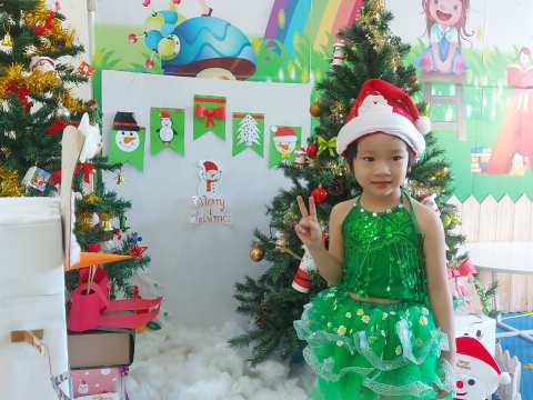 Ngày Noel Rực Rỡ tại Trường Mầm Non Tân Việt Nhật: Ca Hát, Văn Nghệ và Hình Ảnh Đáng Yêu của Các Bé