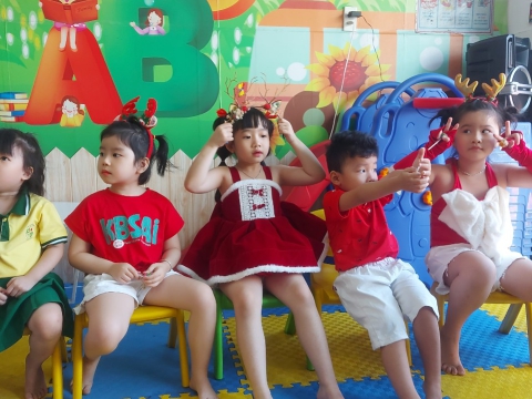 Ngày Noel Rực Rỡ tại Trường Mầm Non Tân Việt Nhật: Ca Hát, Văn Nghệ và Hình Ảnh Đáng Yêu của Các Bé