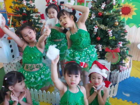 Ngày Noel Rực Rỡ tại Trường Mầm Non Tân Việt Nhật: Ca Hát, Văn Nghệ và Hình Ảnh Đáng Yêu của Các Bé