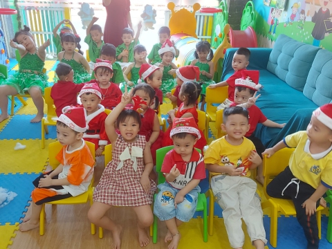 Ngày Noel Rực Rỡ tại Trường Mầm Non Tân Việt Nhật: Ca Hát, Văn Nghệ và Hình Ảnh Đáng Yêu của Các Bé