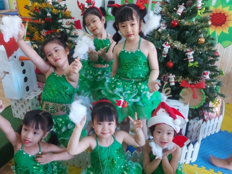 Ngày Noel Rực Rỡ tại Trường Mầm Non Tân Việt Nhật: Ca Hát, Văn Nghệ và Hình Ảnh Đáng Yêu của Các Bé