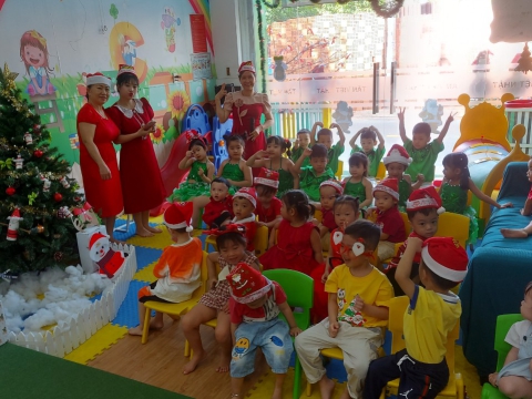 Ngày Noel Rực Rỡ tại Trường Mầm Non Tân Việt Nhật: Ca Hát, Văn Nghệ và Hình Ảnh Đáng Yêu của Các Bé