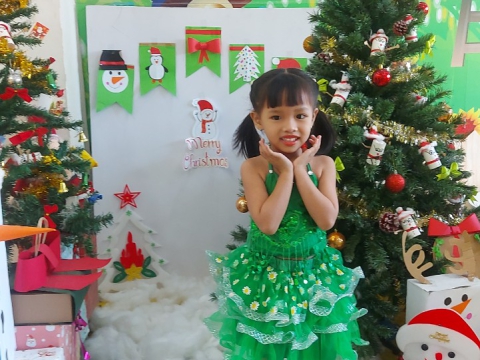 Ngày Noel Rực Rỡ tại Trường Mầm Non Tân Việt Nhật: Ca Hát, Văn Nghệ và Hình Ảnh Đáng Yêu của Các Bé