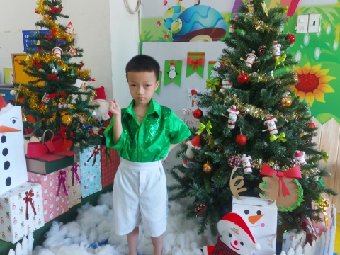 Ngày Noel Rực Rỡ tại Trường Mầm Non Tân Việt Nhật: Ca Hát, Văn Nghệ và Hình Ảnh Đáng Yêu của Các Bé