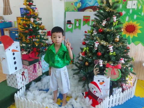 Ngày Noel Rực Rỡ tại Trường Mầm Non Tân Việt Nhật: Ca Hát, Văn Nghệ và Hình Ảnh Đáng Yêu của Các Bé