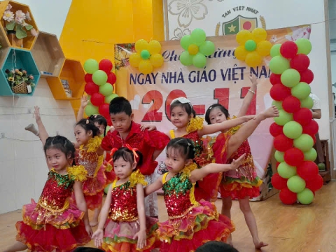 Hình ảnh các hoạt động học tập, vui chơi của cô và trò Mầm Non Tân Việt Nhật